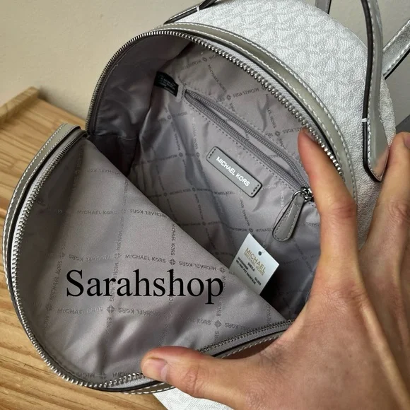 🌼Michael Kors Sheila medium front pocket backpack - Picture 9 of 14